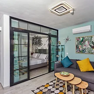 Parrot's House- Yumbo Center Apartment